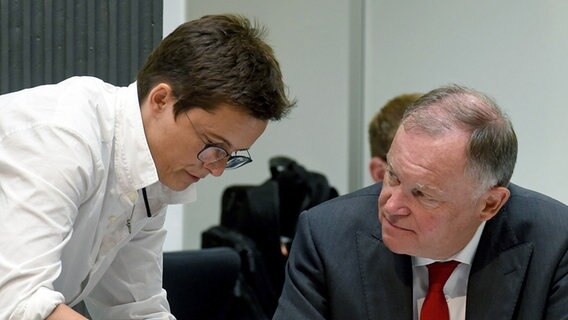 Die niedersächsische Regierungssprecherin Anke Pörksen spricht im Landtag in Hannover mit Ministerpräsident Stephan Weil. © dpa - Bildfunk Foto: Holger Hollemann