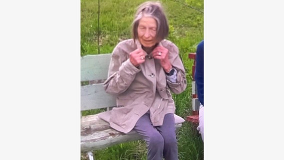 Eine Fotografie zeigt eine vermisste 80-Jährige. © Polizeiinspektion Celle 