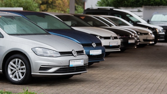 Gebrauchtwagen stehen bei einem Händler für Jahres- und Gebrauchtwagen von Volkswagen. © dpa-Bildfunk Foto: Julian Stratenschulte