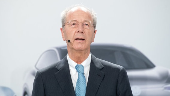 Hans Dieter Pötsch, Vorsitzender des Aufsichtsrats der Volkswagen AG, spricht bei einer Presskonferenz im Volkswagen Werk. © picture alliance/dpa Foto: Julian Stratenschulte