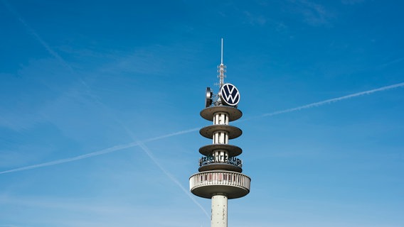 Der VW-Tower liegt zwischen der Raschplatz-Hochstraße und dem Hauptbahnhof vor einem blauen Himmel. © NDR Foto: Julius Matuschik