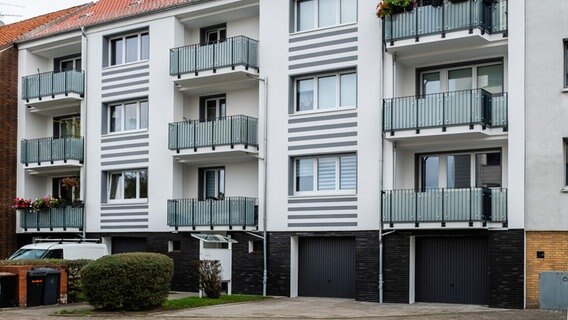 Ein Mehrfamilienhaus in Hannover in dem eine Wärmepumpe installiert. © Klimaschutz- und Energieagentur Foto: Stefan Koch