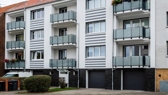 Ein Mehrfamilienhaus in Hannover in dem eine Wärmepumpe installiert. © Klimaschutz- und Energieagentur Foto: Stefan Koch