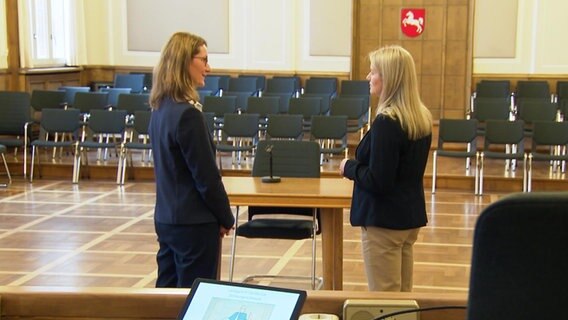 Kathrin Wahlmann (re) in einem Gerichtssaal. Kathrin Wahlmann (re) in einem Gerichtssaal. © NDR