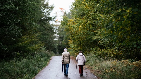 Ein Seniorenpaar wandert am Deister durch einen Wald. © NDR Foto: Julius Matuschik