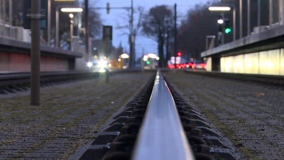 Nahaufnahme im Gleisbett der Stadtbahn in Hannover von einer Schiene. Wegen eines Warnstreiks fahren keine Busse und Bahnen. © TNN 