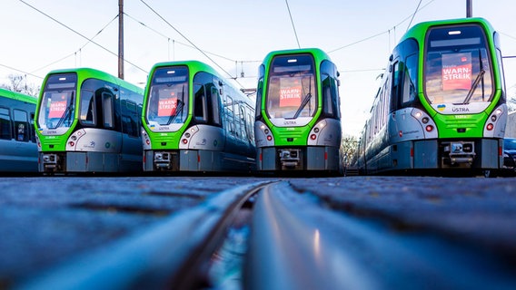 Close-up of a rail in the track bed of the Stadtbahn in Hanover.  Because of a warning strike, no buses and trains are running.  © dpa-Bildfunk / Moritz Frankenberg Photo: Moritz Frankenberg