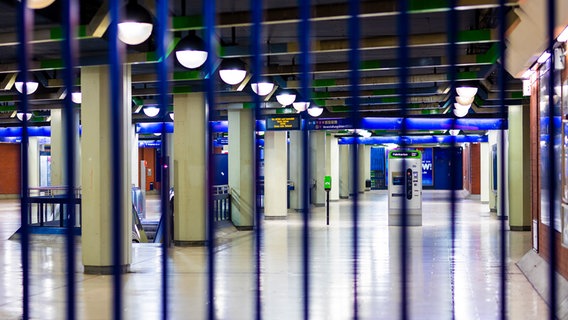 Verschlossene, menschenleere U-Bahn-Station Aegidientorplatz. © picture alliance/dpa | Moritz Frankenberg Foto: Moritz Frankenberg