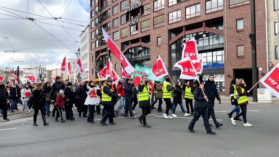 Demozug in der Innenstadt von Hannover (an der Goseriede). © NDR Foto: Bertil Starke