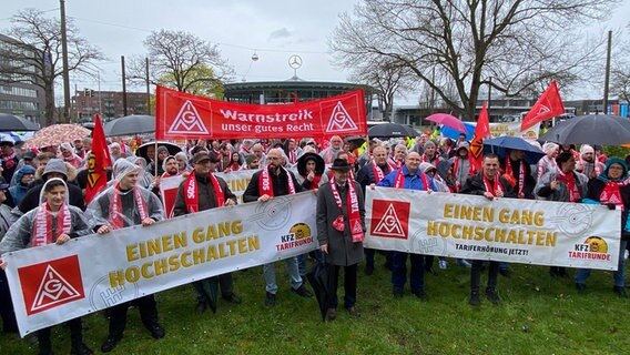 Beschäftigte nehmen an einem Warnstreik der Kfz-Branche teil. © NDR Foto: Antje Schmidt