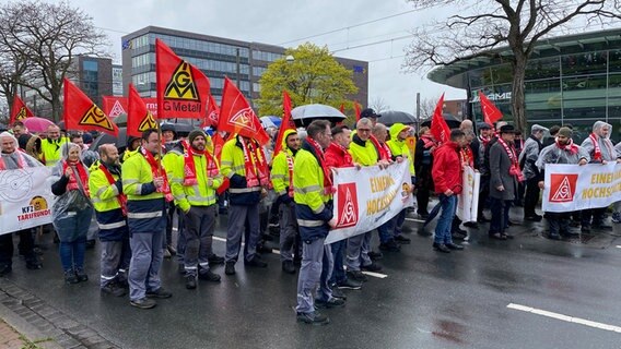 Beschäftigte nehmen an einem Warnstreik der Kfz-Branche teil. © NDR Foto: Antje Schmidt