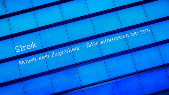 Hannover: Auf einer Anzeigetafel im Hauptbahnhof Hannover steht am Morgen das Wort "Streik". © dpa-Bildfunk Foto: Moritz Frankenberg