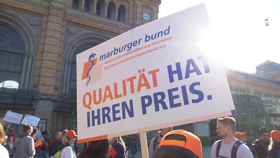 Auf einem Schild steht "Marburger Bund. Qualität hat ihren Preis". © NDR 