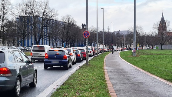 Der Verkehr staut sich in Richtung Innenstadt in Hannover. Wegen des Warnstreiks fahren fast keine Busse und keine Bahnen. © NDR 