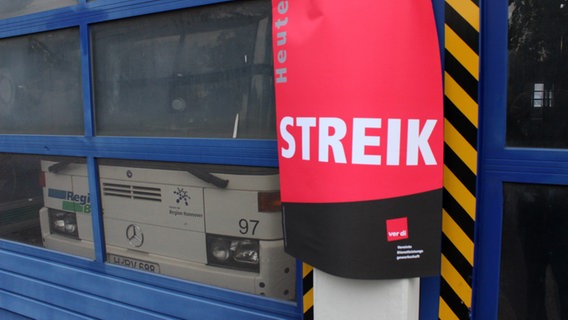 Ein Schild mit der Aufschrift "Streik" ist vor dem Busdepot in Wunstorf angebracht. © NDR Foto: Jens Otto