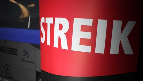 Ein Schild mit der Aufschrift "Streik" ist vor dem Busdepot in Wunstorf angebracht. Ein Schild mit der Aufschrift "Streik" ist vor dem Busdepot in Wunstorf angebracht. © NDR Foto: Jens Otto