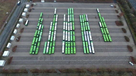 Busse der Üstra stehen in einem Busdepot auf der Messe in Hannover bei einem Warnstreik. © HannoverReporter 