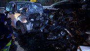 Zwei Autos stehen nach einem Unfall stark beschädigt auf einer Autobahn © HannoverReporter 