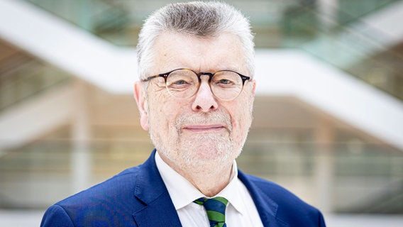 Gerhard Wegner, neuer niedersächsischer Antisemitismusbeauftragter, steht im Landtag. © picture alliance/dpa Foto: Moritz Frankenberg