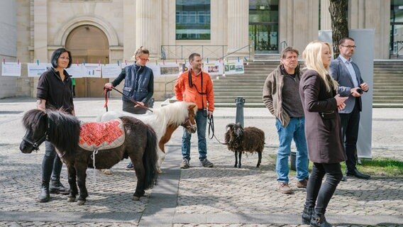 Tierhalter stehen mit ihren Tieren vor dem Landtag in Hannover. © picture alliance Foto: Ole Spata
