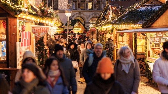 Hannover: Besucher schlendert über den Weihnachtsmarkt in der Altstadt. © dpa-Bildfunk Foto: Ole Spata