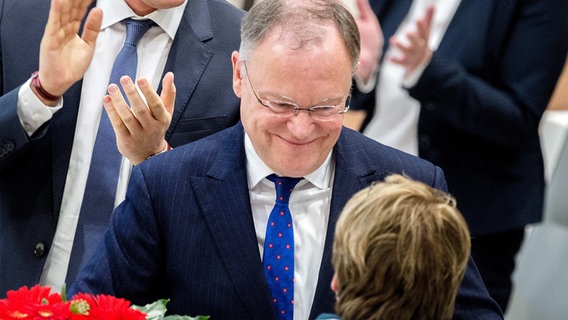 Ministerpräsident Stephan Weil nimmt Glückwünsche von der SPD-Fraktionsvorsitzenden Johanne Modder entgegen. © dpa-Bildfunk Foto: Hauke-Christian Dittrich
