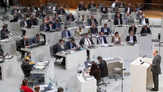 Der Niedersächsische Ministerpräsident Stephan Weil (SPD) spricht im Plenum des Niedersächsischen Landtags. © dpa-Bildfunk Foto: Julian Stratenschulte