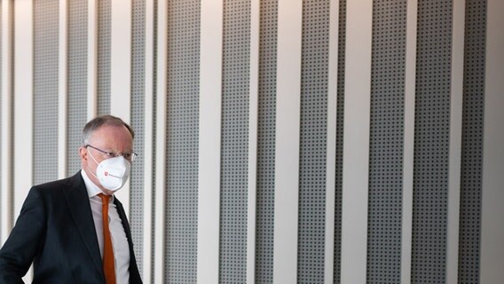 Stephan Weil geht mit einer Maske durch den Landtag in Hannover. © picture alliance/dpa Foto: Julian Stratenschulte