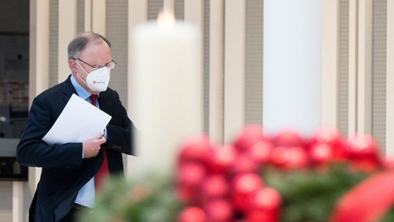 Stephan Weil (SPD), Ministerpräsident Niedersachsen, geht im niedersächsischen Landtag vorbei an einem Adventskranz. © dpa Foto: Julian Stratenschulte