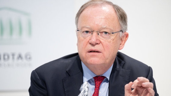 Stephan Weil (SPD), Ministerpräsident Niedersachsen, spricht in der Landespressekonferenz im niedersächsischen Landtag. © dpa Foto: Julian Stratenschulte