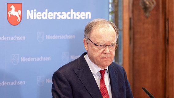 Stephan Weil (SPD) spricht bei einer Pressekonferenz in Hannover. © NDR 