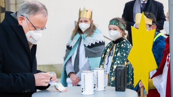 Ministerpräsident Stephan Weil (SPD) bekommt Besuch von den Sternsingern. © dpa-Bildfunk Foto: Julian Stratenschulte