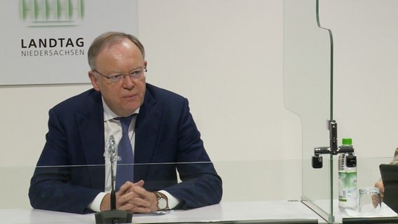 Ministerpräsident Stephan Weil (SPD) spricht bei einer Pressekonferenz. © NDR 