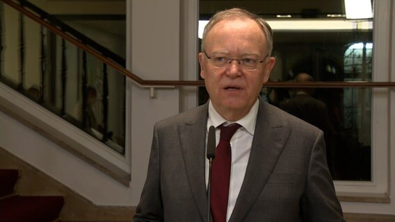 Stephan Weil spricht vor einer Kamera. © NDR 