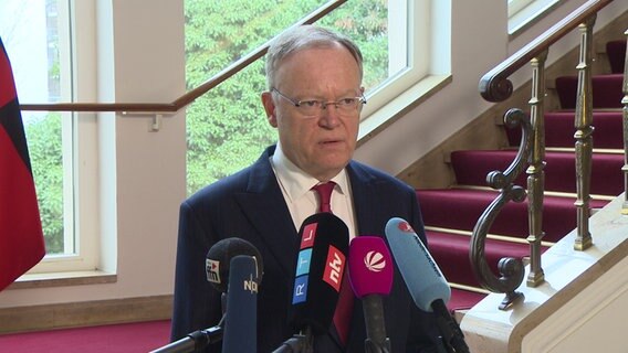 Ministerpräsident Stephan Weil (SPD) gibt in der Staatskanzlei ein Statement ab. © NDR 
