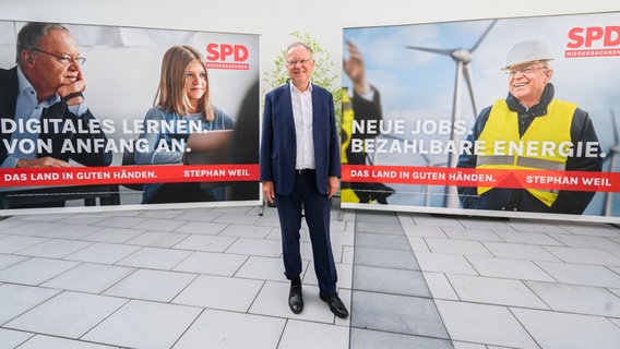 Stephan Weil (SPD) steht zwischen zwei SPD-Wahlplakaten. © dpa-Bildfunk Foto: Julian Stratenschulte