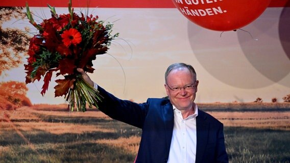 Stephan Weil (SPD), Ministerpräsident von Niedersachsen, jubelt auf der SPD-Wahlparty auf der Bühne. © dpa-Bildfunk Foto: Bernd von Jutrczenka/dpa