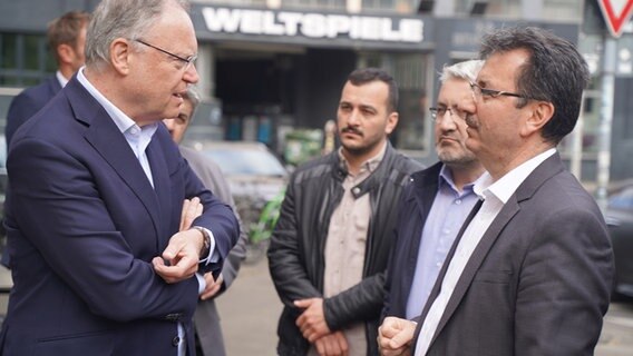 Ministerpräsident Stephan Weil (SPD) spricht nach einem Angriff auf eine Moschee in Hannover mit Vertretern der Glaubensgemeinschaft. © StK Niedersachsen 