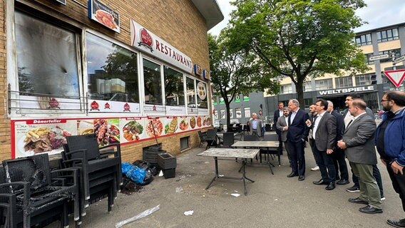 Ministerpräsident Stephan Weil (SPD) begutachtet nach einem Angriff auf eine Moschee in Hannover den Tatort. © StK Niedersachsen 