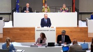 Ministerpräsident Stephan Weil (SPD) gibt im Landtag eine Regierungserklärung ab. © NDR 