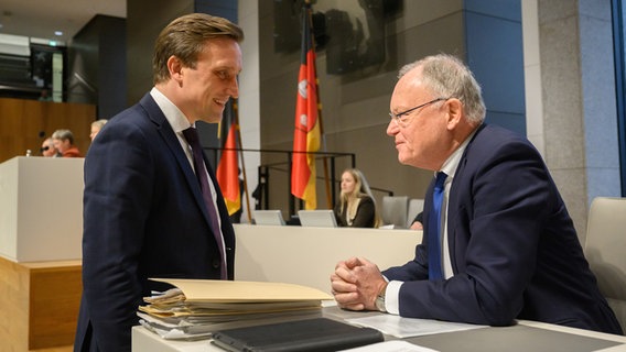 Stephan Weil (re, Ministerpräsident, SPD) spricht mit Sebastian Lechner (li, Vorsitzender der CDU-Fraktion). © picture alliance/dpa | Julian Stratenschulte Foto: Julian Stratenschulte