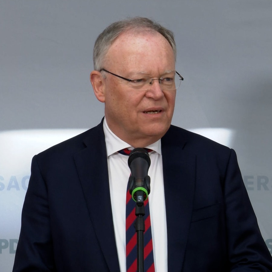 Ministerpräsident Stephan Weil (SPD) bei einer Pressekonferenz. © NDR 