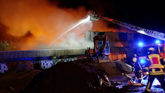 Feuerwehrleute löschen einen Brand in Wennigsen. © Hannover Reporter 