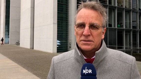 Stefan Wenzel (Bündnis 90/Die Grünen) spricht vor einer Kamera. © NDR 