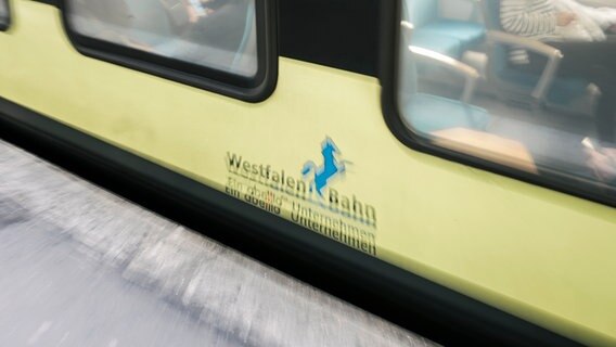 Ein Zug der WestfalenBahn in einem Bahnhof Nahaufnahme der Aufschrift verwackelt. © NDR Foto: Julius Matuschik