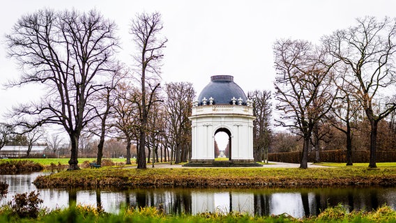 Ein Eckpavillon des französischen Architekten Remy de la Fosse befindet sich in den Herrenhäuser Gärten hinter der Graft. © dpa Foto: Moritz Frankenberg