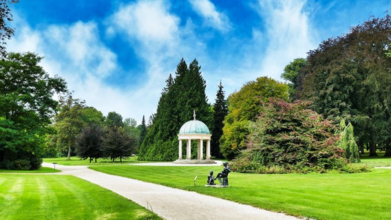 Blick auf den Kurpark mit dem Erdbeertempel in Bad Pyrmont. © NDR Foto: Rolf Sander