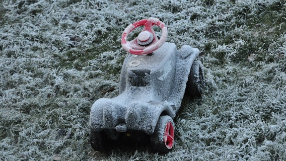 Ein Spielzeugauto ist mit Raureif überzogen. © NDR Foto: Ortwin Rave