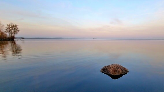 EIn Blick auf das Steinhuder Meer, während die Sonne aufgeht. © NDR Foto: Hans-Werner Dieth