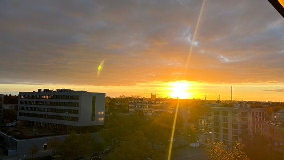 Ein Foto aus einem Hochhaus zeigt einen Sonnenaufgang über Hannover. © NDR Foto: Pauline Kubin